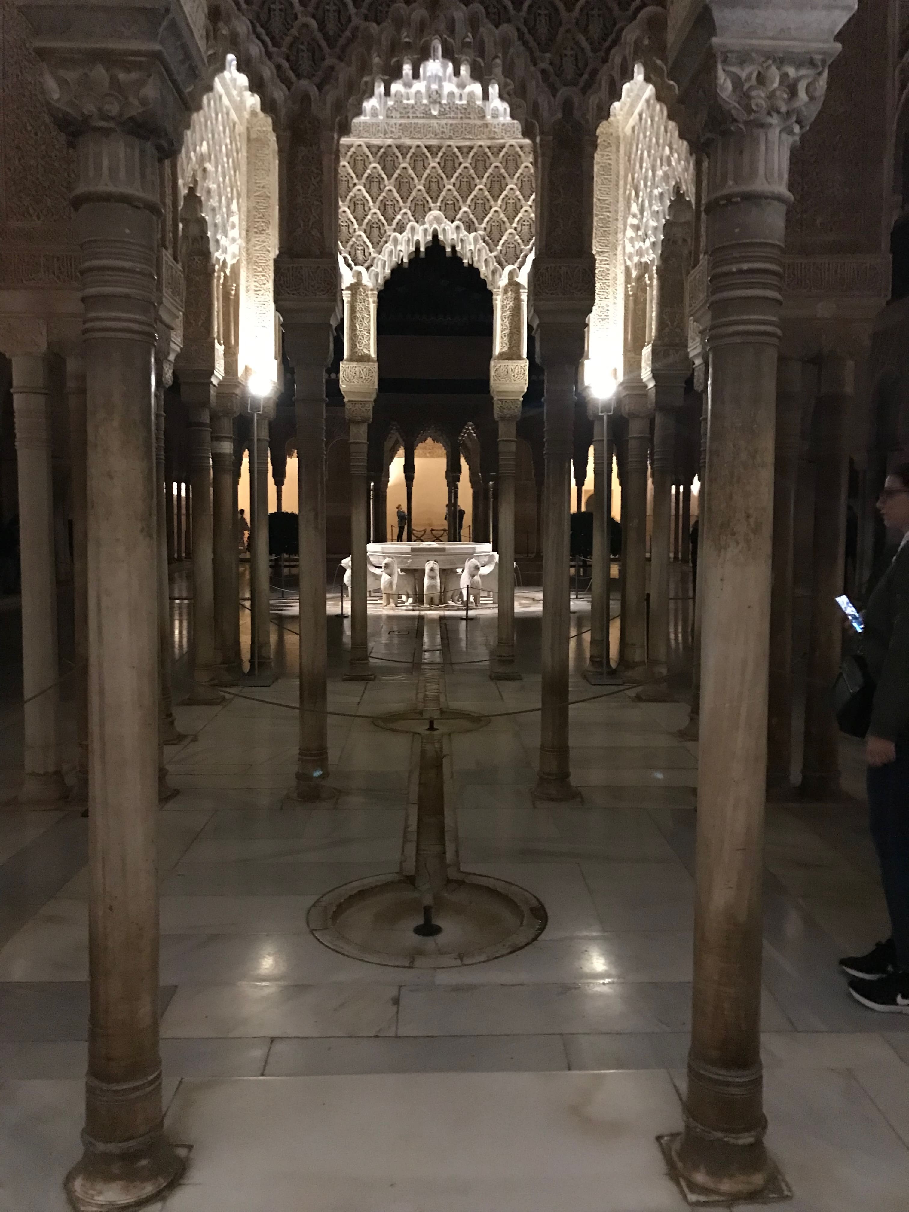 pario de la alhambra con detalles de decorado árabe